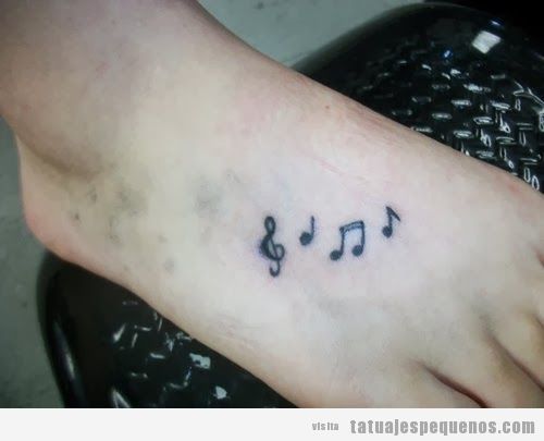 Tatuaje pequeño para chicos y chicas, notas musicales en el pie