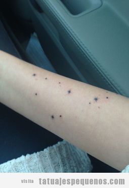 Tatuaje pequeño: constelación de estrellas en el brazo