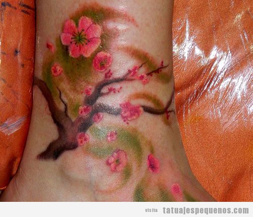 Tatuaje de un cerezo en el lado de pierna o tobillo