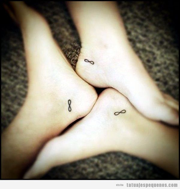 Tatuaje pequeño pie símbolo infinito, símbolo amistad
