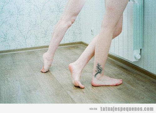 Tattoo pequeño y bonito para chicas en el pie, árbol sin hojas