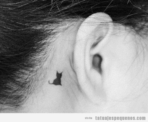Tatuaje muy pequeño de un gato detrás de la oreja