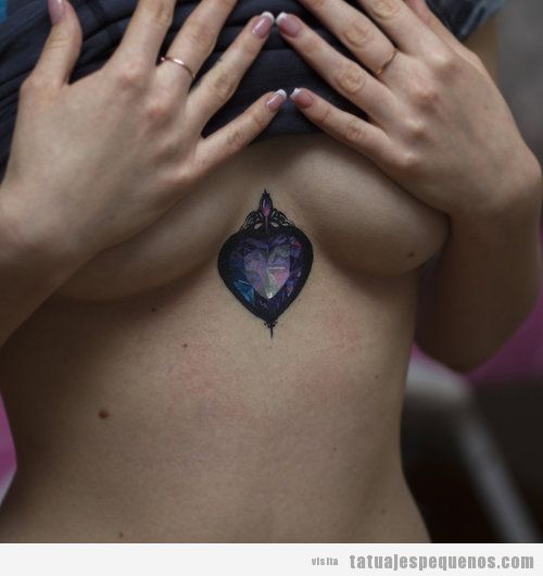 Tatuaje original de un corazón con diamante dentro en el pecho