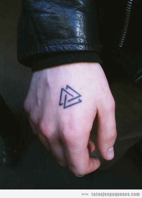 Tatuaje pequeño chico en la mano, dos triángulos