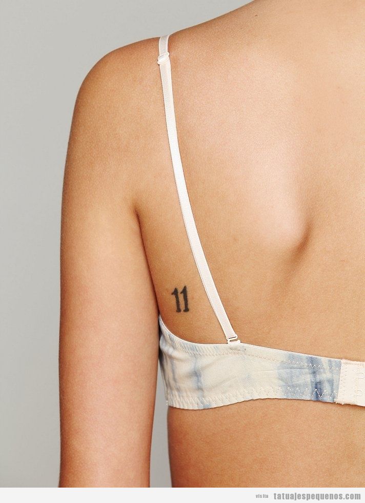 Tattoo pequeño del número 11 en la espalda