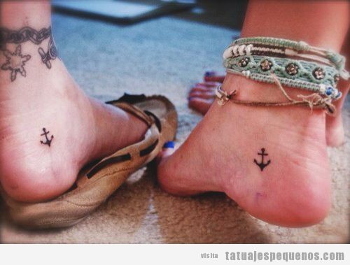 Tatuajes pequeños en el talón del pie, dos anclas