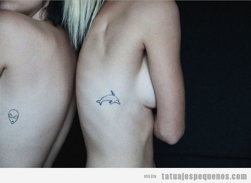 Tatuaje pequeño delfín en las costillas