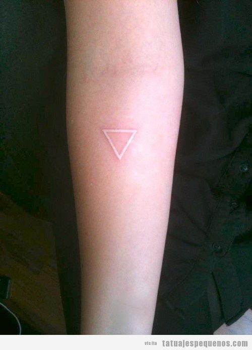 Tattoo pequeño, un triángulo blanco en el brazo
