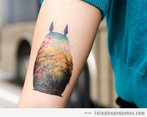 Tatuaje pequeño y bonito con la silueta de Mi vecino Totoro