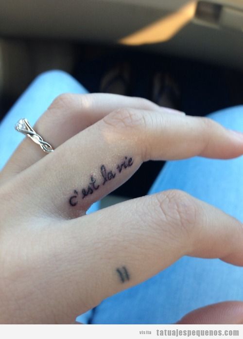 Tatuaje pequeño C'est la Vie en el dedo