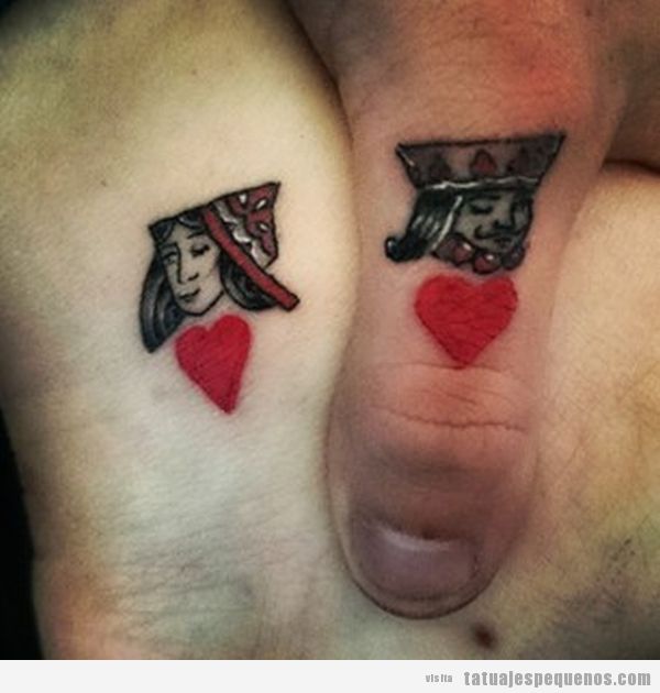Tatuaje pequeño y bonito en pareja, rey y reina de corazones