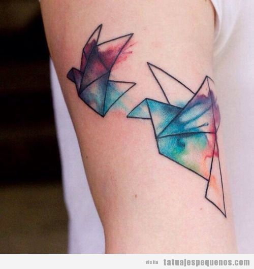 Tatuaje original, pájaro de origami con colores acuarela