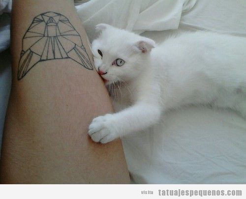 Tatuaje pequeño y original con forma de cabeza de gato, estilo geométrico