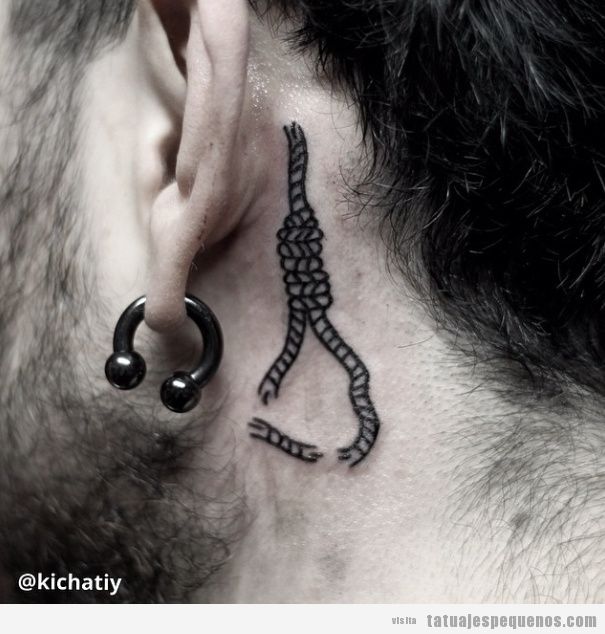 Tatuaje pequeño y original para chico, soga detrás de la oreja