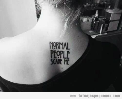 Normal epople scares me, tatuaje pequeño en la espalda