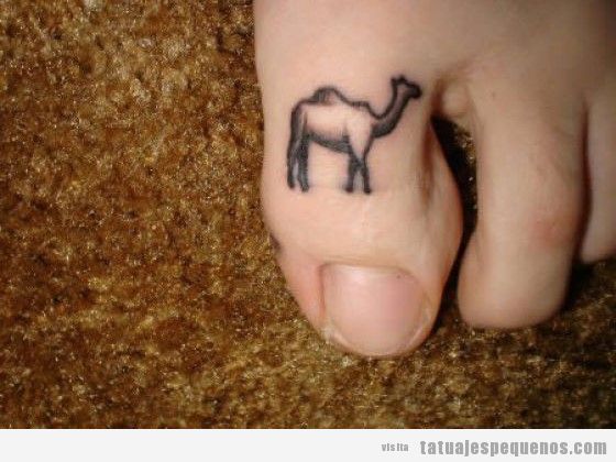 Tatuaje muy pequeño de un camello en el dedo gordo del pie