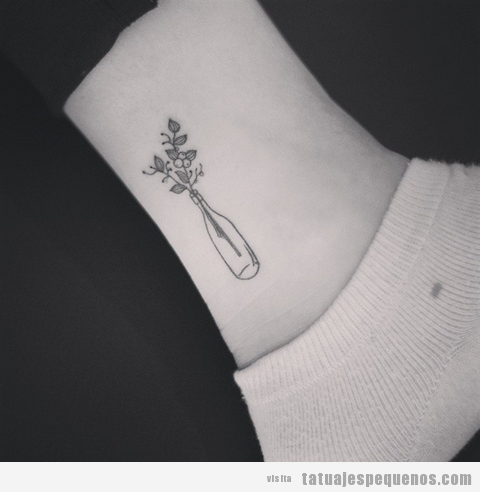 Tattoo pequeño jarrón con flores