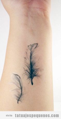 Tatuaje pequeño pluma realista en el antebrazo