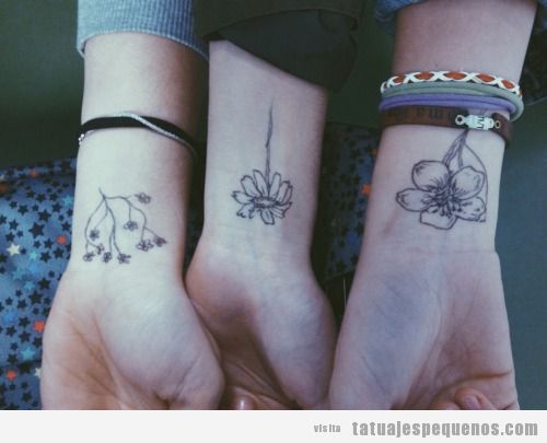 Tatuaje pequeño para amigas, tres flores en la muñeca