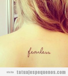 Tatuaje pequeño palabra fearless en la espalda