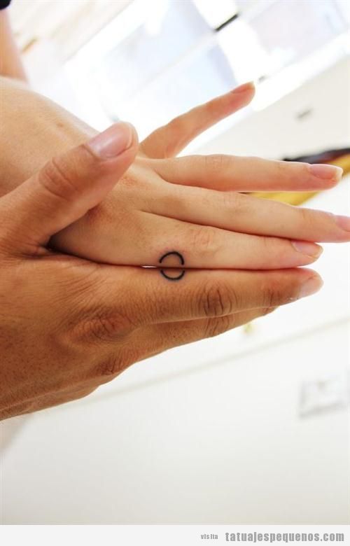 Tatuaje círculo pequeño en el dedo para parejas