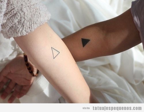 Tatuaje pequeño para parejas, triángulo blanco y negro