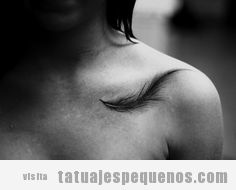 Tatuaje pequeño para mujer, pluma realistaa en el hombro