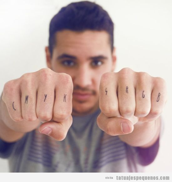 Tatuaje pequeño chico con las letras CYMK y RGB en los dedos