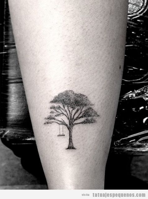 Tatuaje pequeño de un árbol con columpio en el brazo