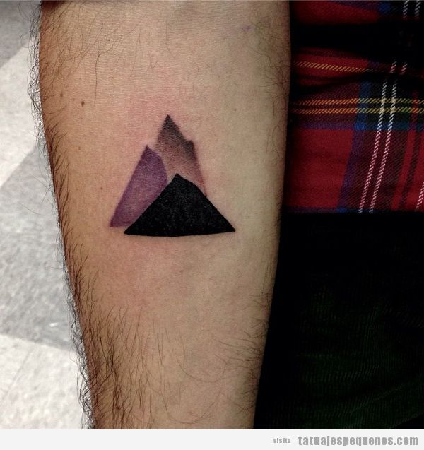 Tatuaje pequeño para chico, tres montañas