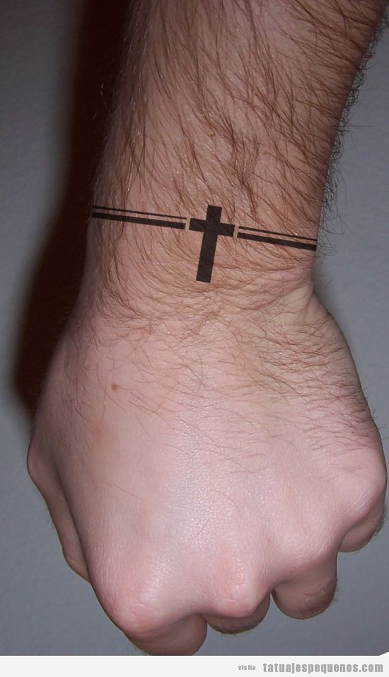 Tatuaje pequeño chico, pulsera con una cruz