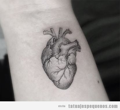 Tatuaje pequeño corazón estilo realista