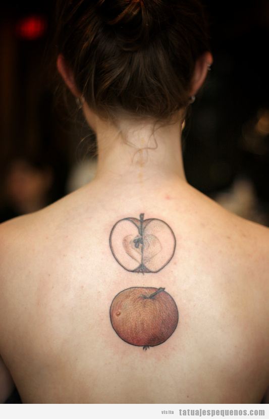 Tatuaje pequeño manzana abierta estilo realista espalda