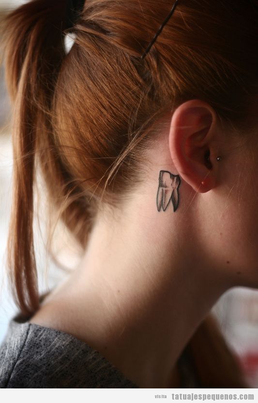 Tatuaje pequeño de una muela detrás de la oreja
