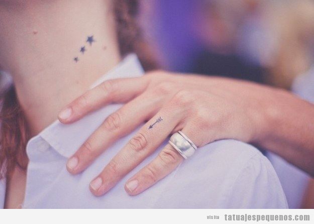 Tatuajes pequeños estrellas en el cuello y flecha en el dedo