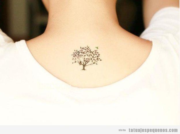 Tatuaje de un árbol pequeño y bonito para chica en la nuca