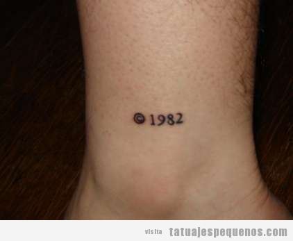 Tatuaje pequeño para chicos en el tobillo con copyright