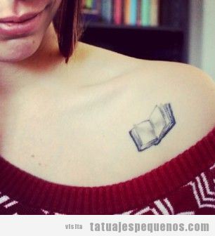 Tatuaje pequeño de un libro abierto en el hombro