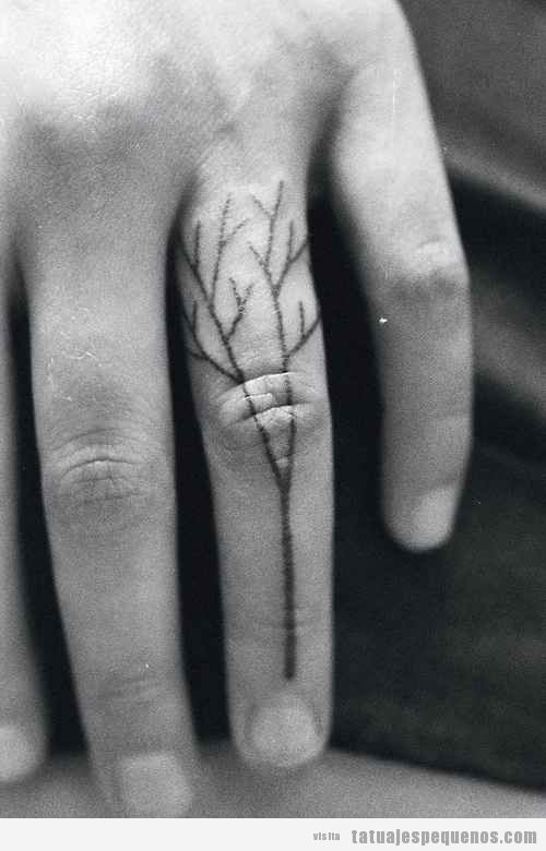 Tattoo de ramas de árbol en el dedo anular