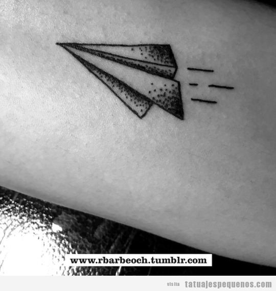 Tatuaje pequeño de un avión papel en el brazo