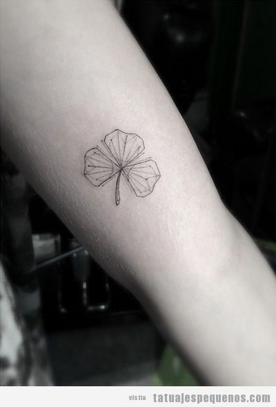 Tatuaje pequeño de una flor geométrica en el brazo