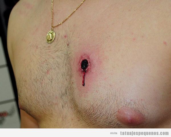 Tatuaje pequeño para chico, un agujero bala en el pecho