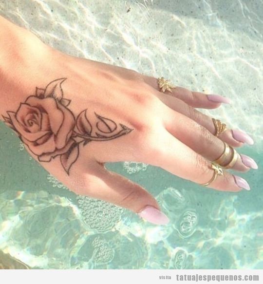Tatuaje pequeño para mujer, una rosa en la mano