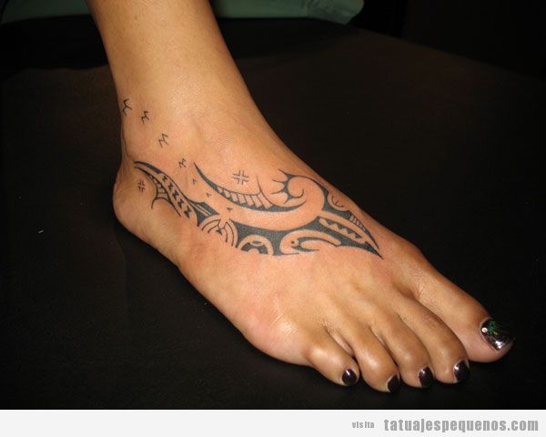 Tauaje maorí pequeño para mujer en el pie