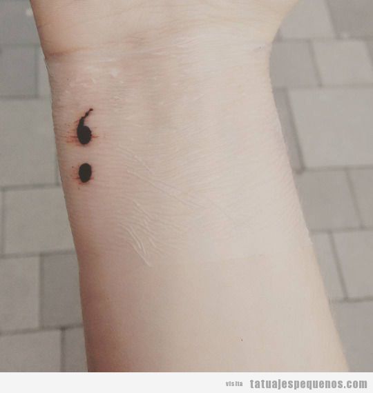 Tatuaje mini de punto y coma