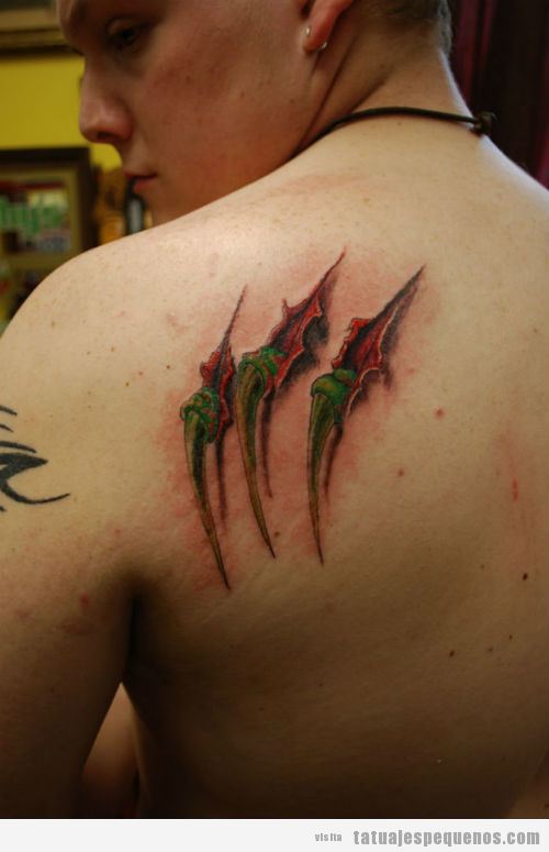 Tatuaje pequeño para chico, herida de garra en la espalda