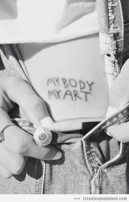 Tatuaje pequeño en cadera con la frase my body, my art