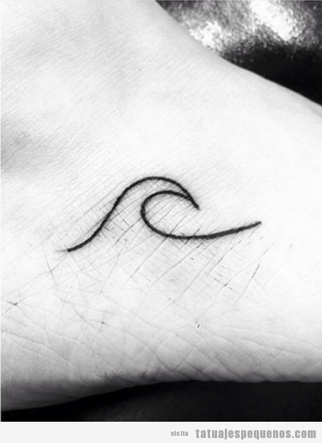 Tatuaje muy pequeño de una ola en el pie