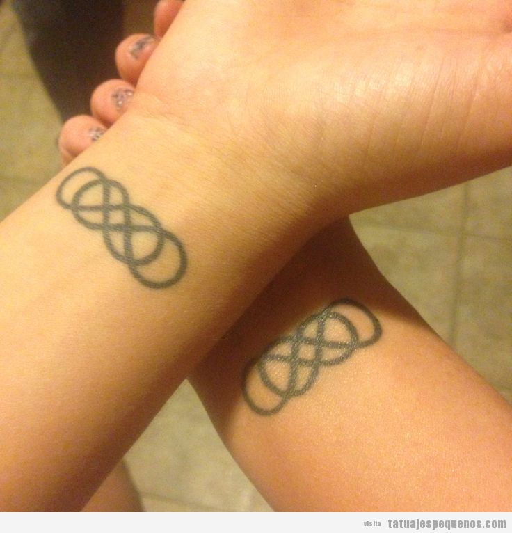 Tatuaje pequeño con mejor amiga, doble símbolo infinto