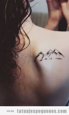 Tatuaje pequeño montañas en el omoplato